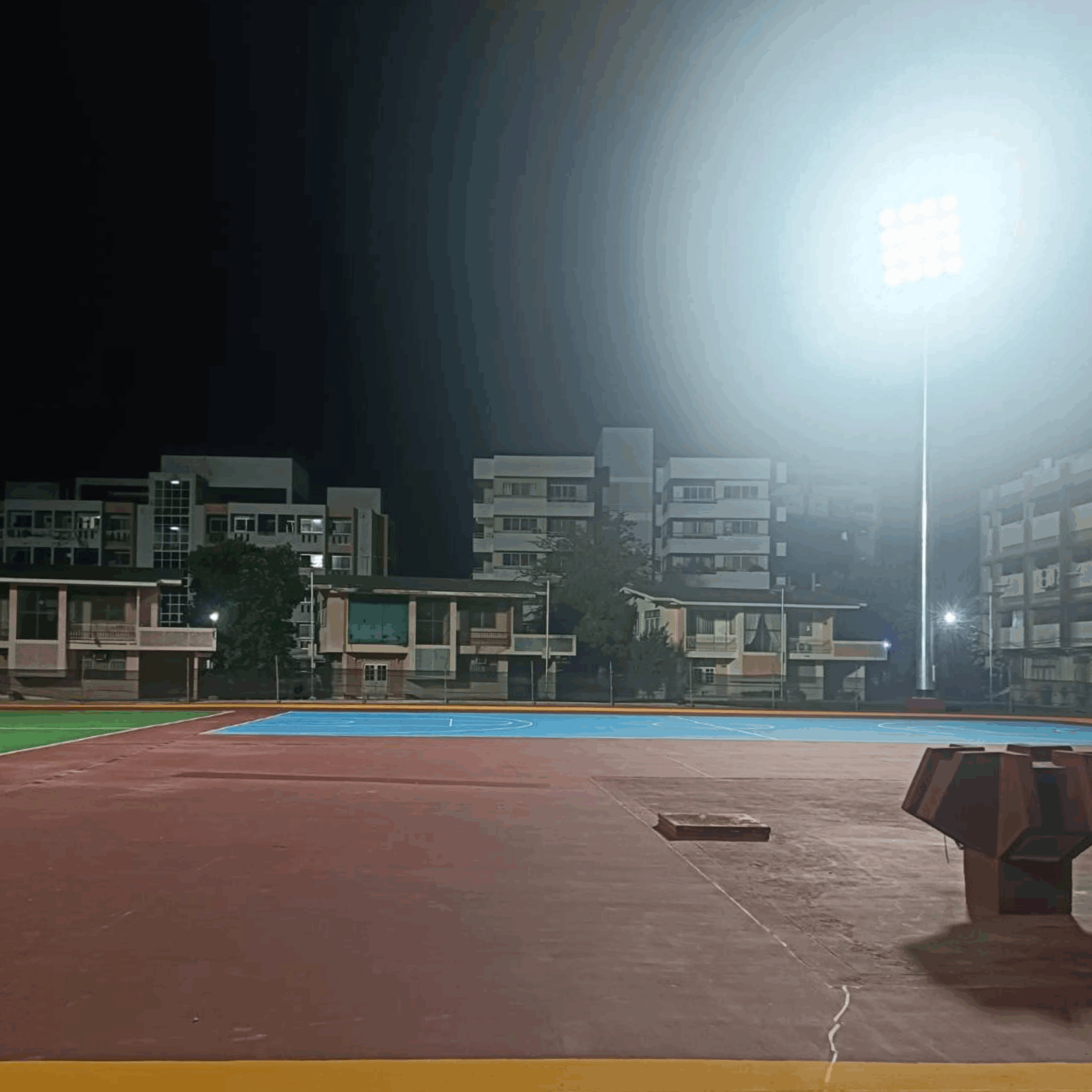 ผลงานการติดตั้งสปอร์ตไลท์ LED BRICK 400W 38 โคม ณ รพ.เมตตาประชารักษ์ (วัดไร่ขิง) จ.นครปฐม 02