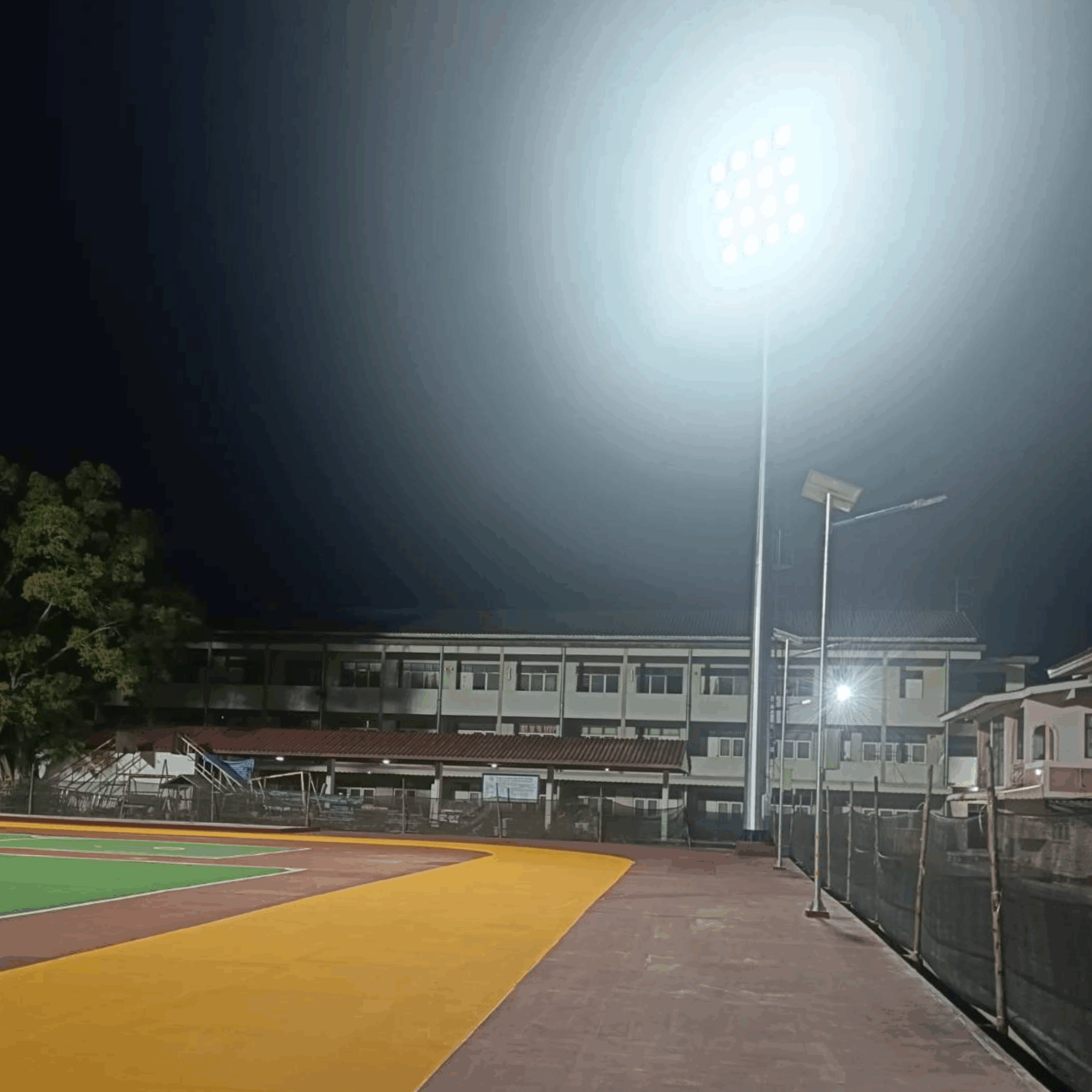 ผลงานการติดตั้งสปอร์ตไลท์ LED BRICK 400W 38 โคม ณ รพ.เมตตาประชารักษ์ (วัดไร่ขิง) จ.นครปฐม 03